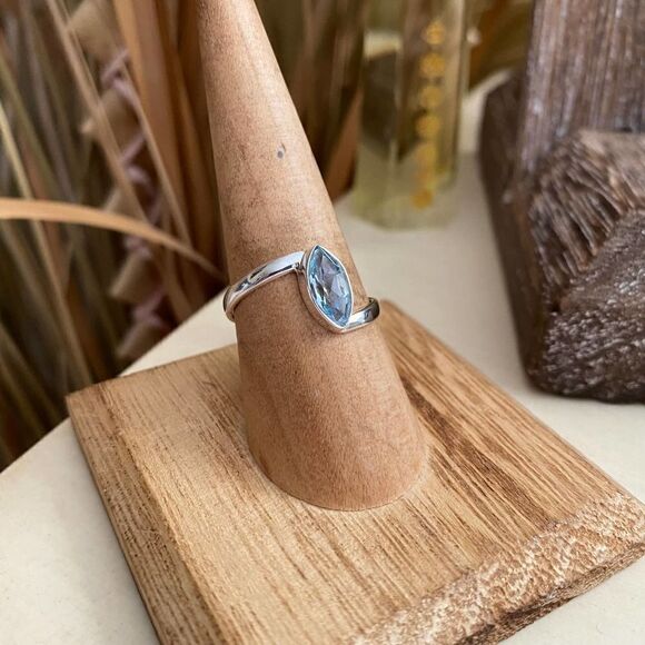 Blue Topaz Sterling Silver Ring Size 8 - Picture 4 of 6